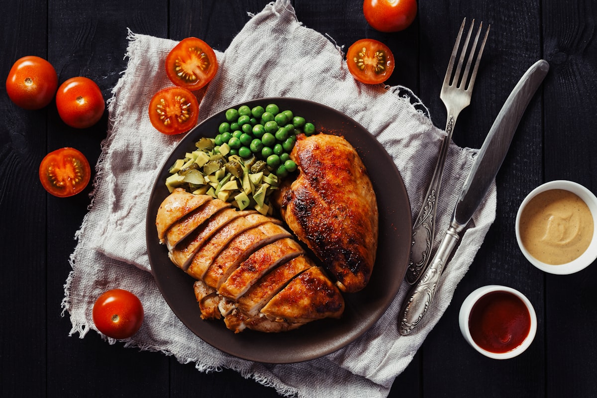 Hidangan sayuran panggang dengan saus herbal organik